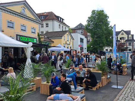 Sitzende Personen auf einer Lounge beim Tag der Städtebauförderung