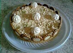 Torta de limão com merengue e base de biscoito