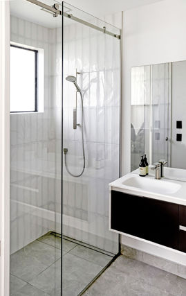 Frameless Glass Shower - Pisa Moorings