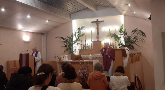 Samedi et dimanche 24 & 25 juillet 2026, nous avons prié particulièrement pour les personnes touchées par les incendies en France. Nous vous remercions de votre présence et de vos prières ! Photo : Messe dominicale anticipée célébrée le samedi 24 juillet 2026.