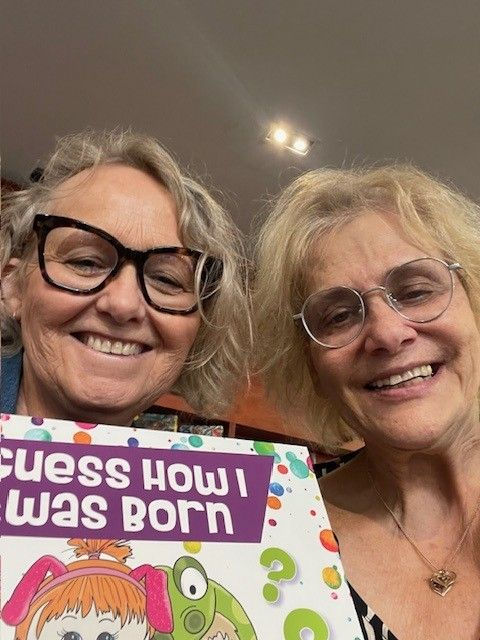 Selfie photo of Carolyn Daly and Susanne Gervay together holding the cover of the book. © Susanne Gervay
