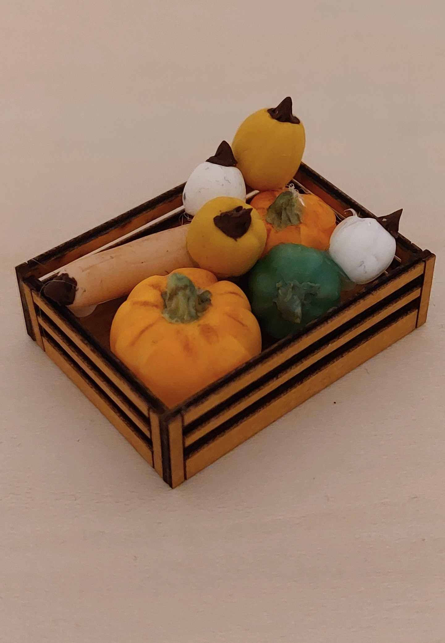 caisse de courges colorées
