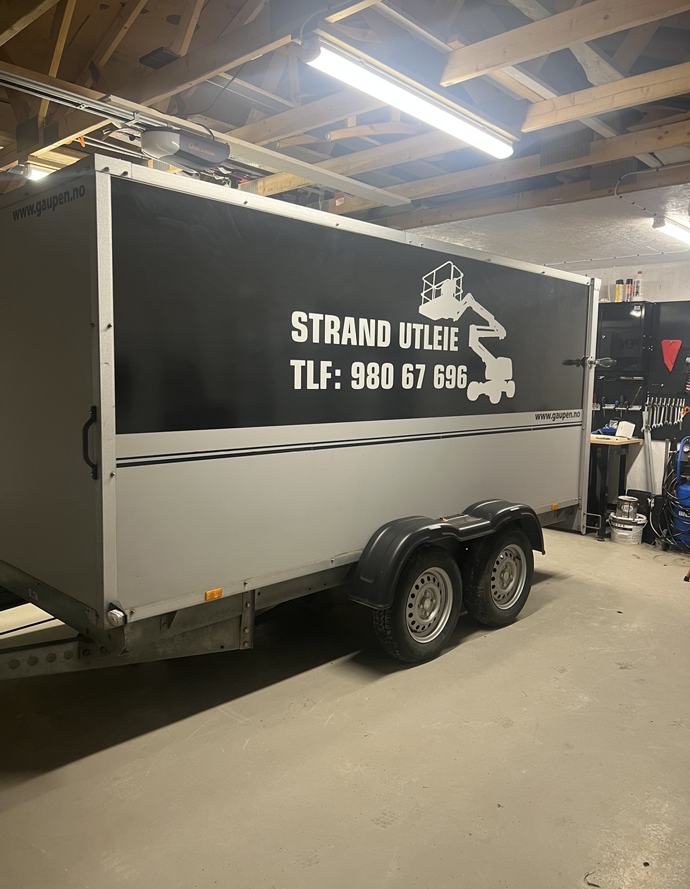 Begge langsider foliert