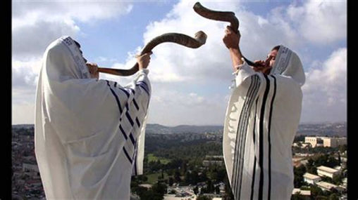 2 Ram's horn shofer being sounded.jpg