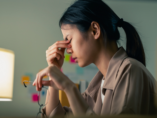 Kenapa Temulawak Lebih Powerful dari Kunyit? Rahasia Herbal untuk Pekerja Urban