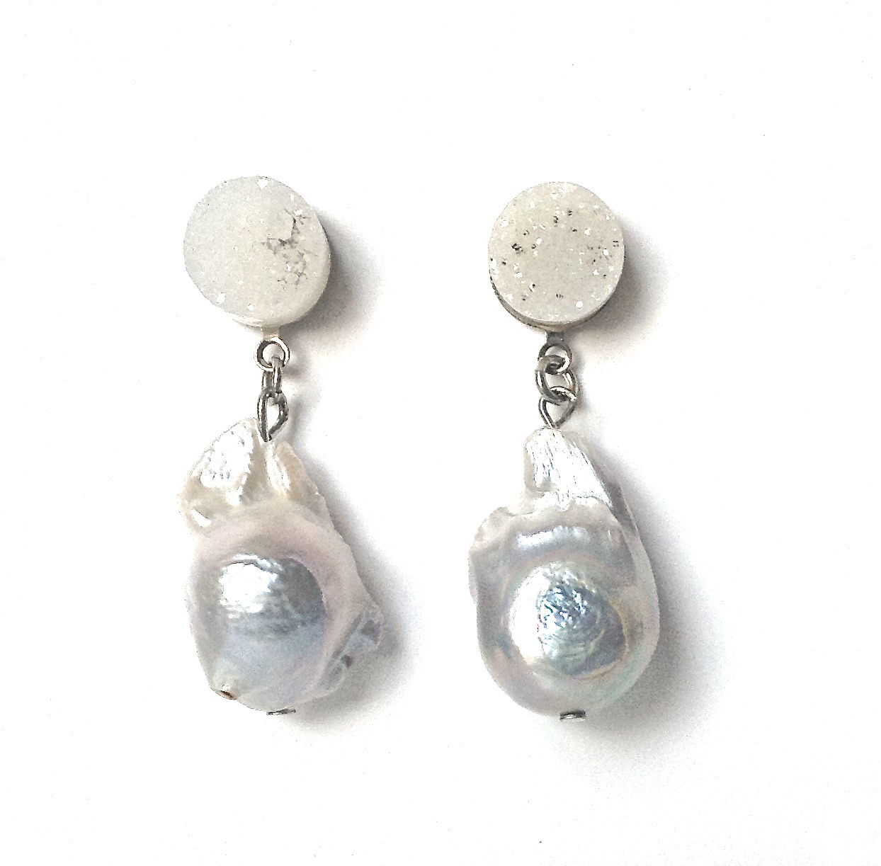 BAROQUE PEARLS ON NATURAL