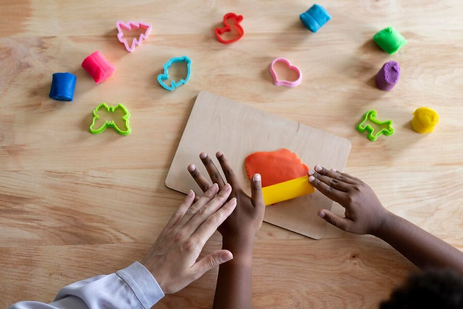 crianca-fazendo-uma-sessao-de-terapia-ocupacional-com-um-psicologo_23-2149091548 (1)_edite