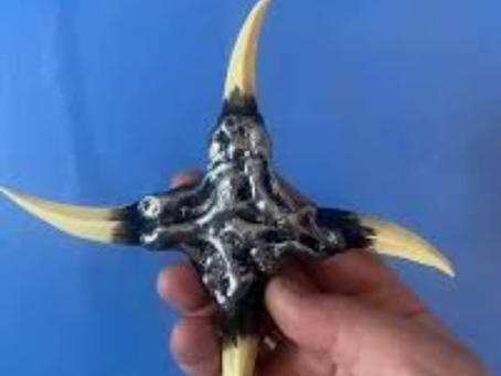 Isso furou o pneu do carro. Alguém sabe dizer o que pode ser?