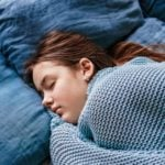 Por que Dormimos Cobertos Mesmo no Calor? Entenda a Perspectiva Psicológica