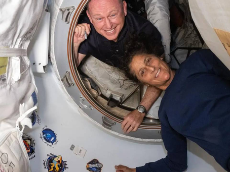 Presos no espaço, astronautas da NASA têm retorno à Terra adiado novamente.