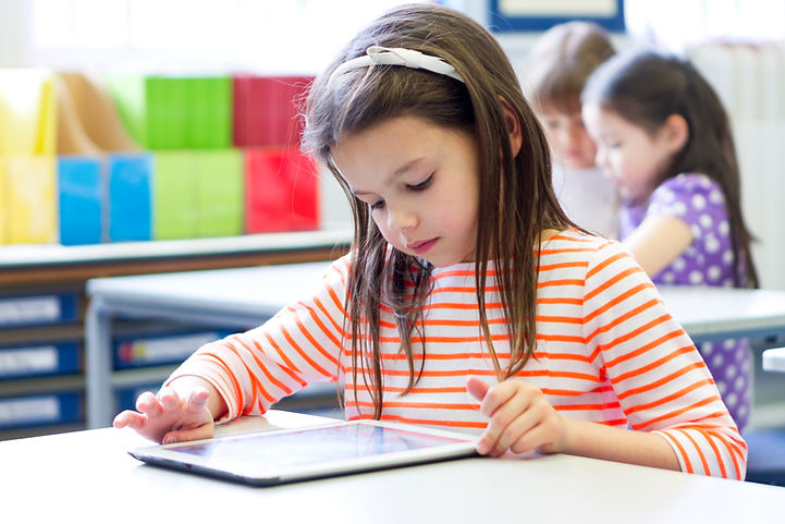 Enfant utilisant une tablette