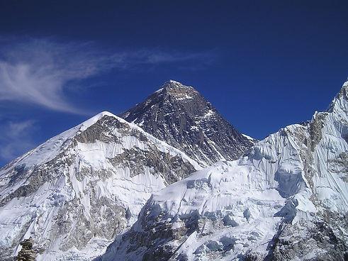 Mount Everest with snowy peaks in front. Image: Simon on Pixabay.