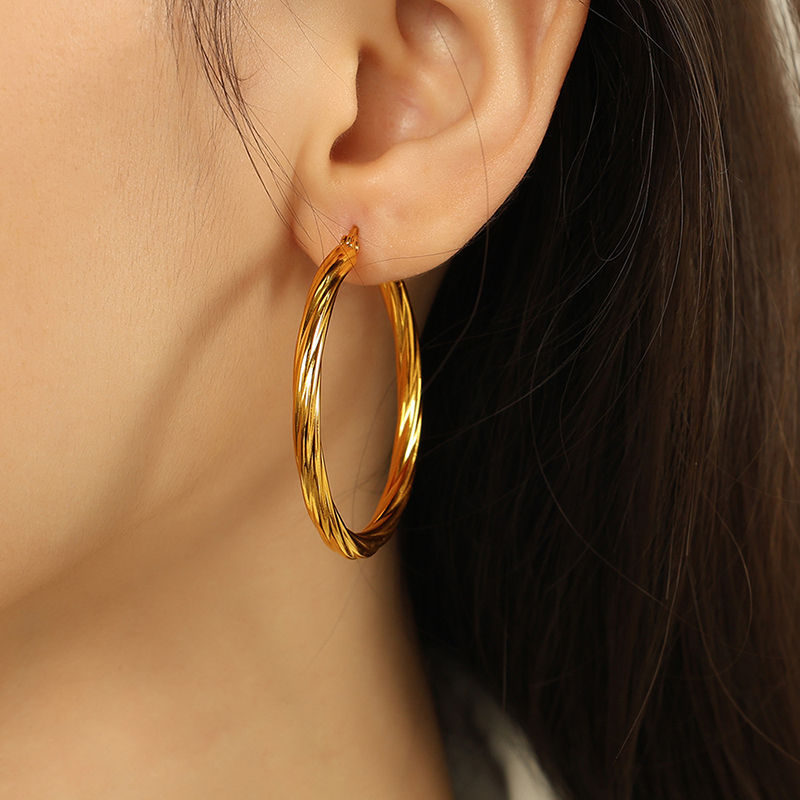 Thumbnail: Élevé Twist Earrings