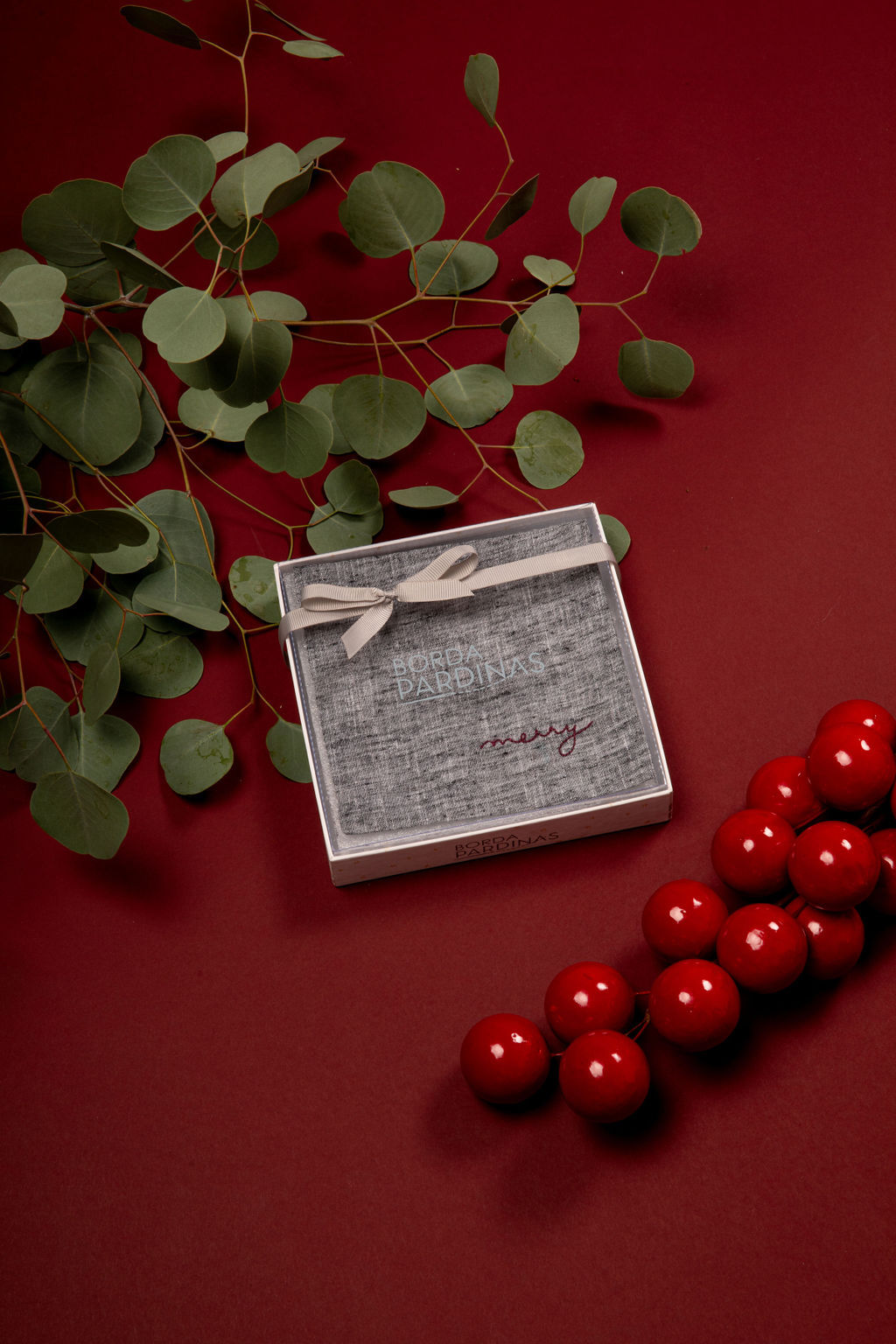 CAJA CON 8 SERVILLETAS COCTELERAS GRIS PALABRAS NAVIDEÑAS