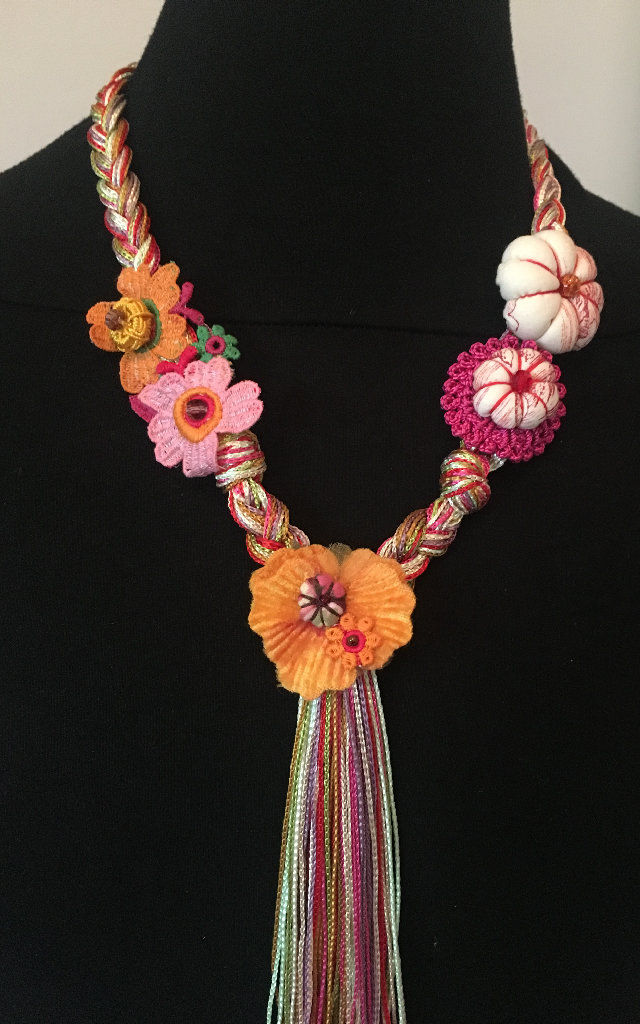 Collier tressé_fleurs tissus