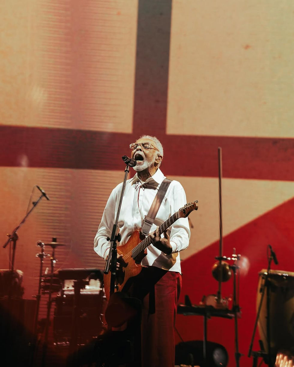 nada%20como%20ver%20uma%20lenda%20sendo%20lenda%20ao%20vivo.gil%20%C3%A9%20pura%20poesia%20em%20carne%2C%20som%20e%20luz.%F0%9F%A4%8D%20%23temporei-6