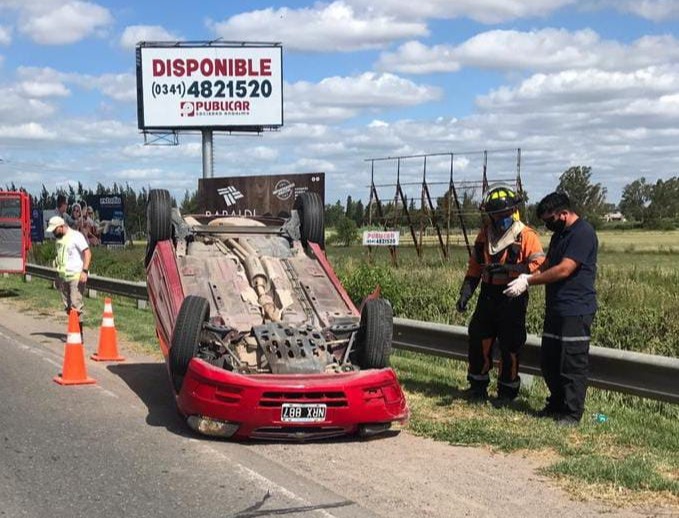 Funes: Siniestro en garita 1 entre dos autos