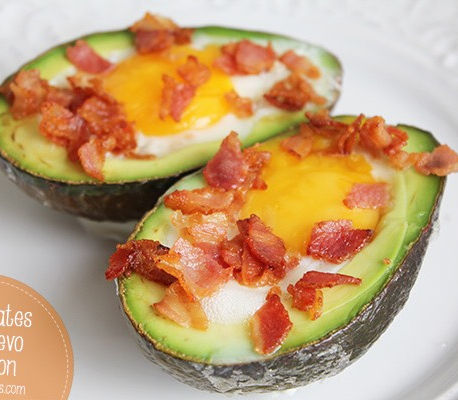 Aguacate con huevo y tocino