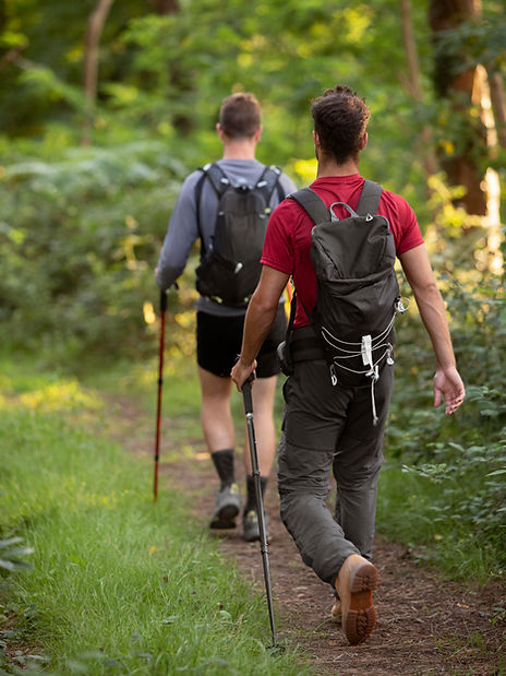 jeunes-hommes-vont-faire-randonnee-ensem