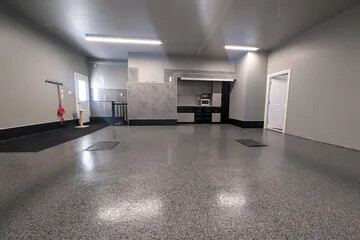 Plancher de garage en flocons époxy et polyaspartique, Revêtement ProSurface à Trois-Rivières