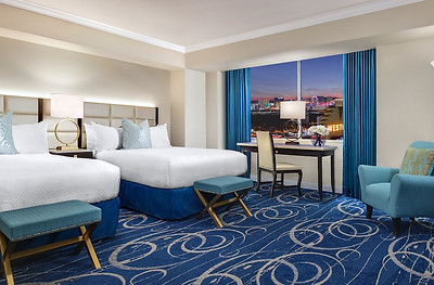 luxe_double_queen_room_with_strip_view-2.jpg