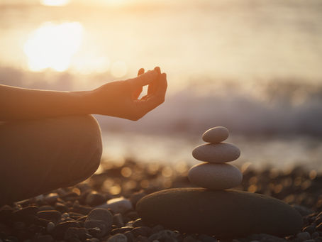 Frau macht Yoga am Meer