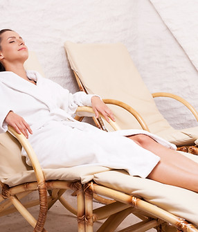 vecteezy_woman-in-salt-room-beautiful-young-woman-in-bathrobe_13576984.JPG