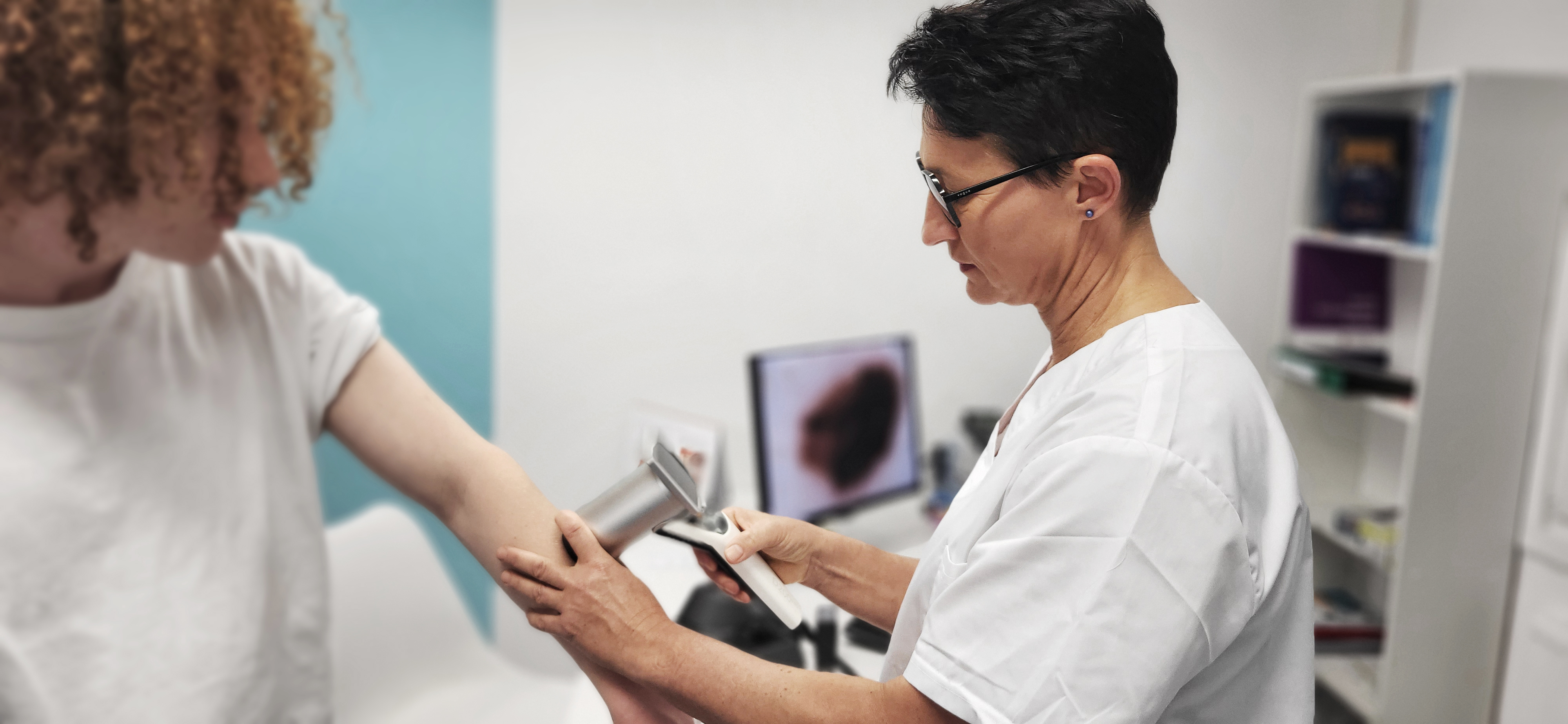MUDr. Barbora Divišová performing a procedure