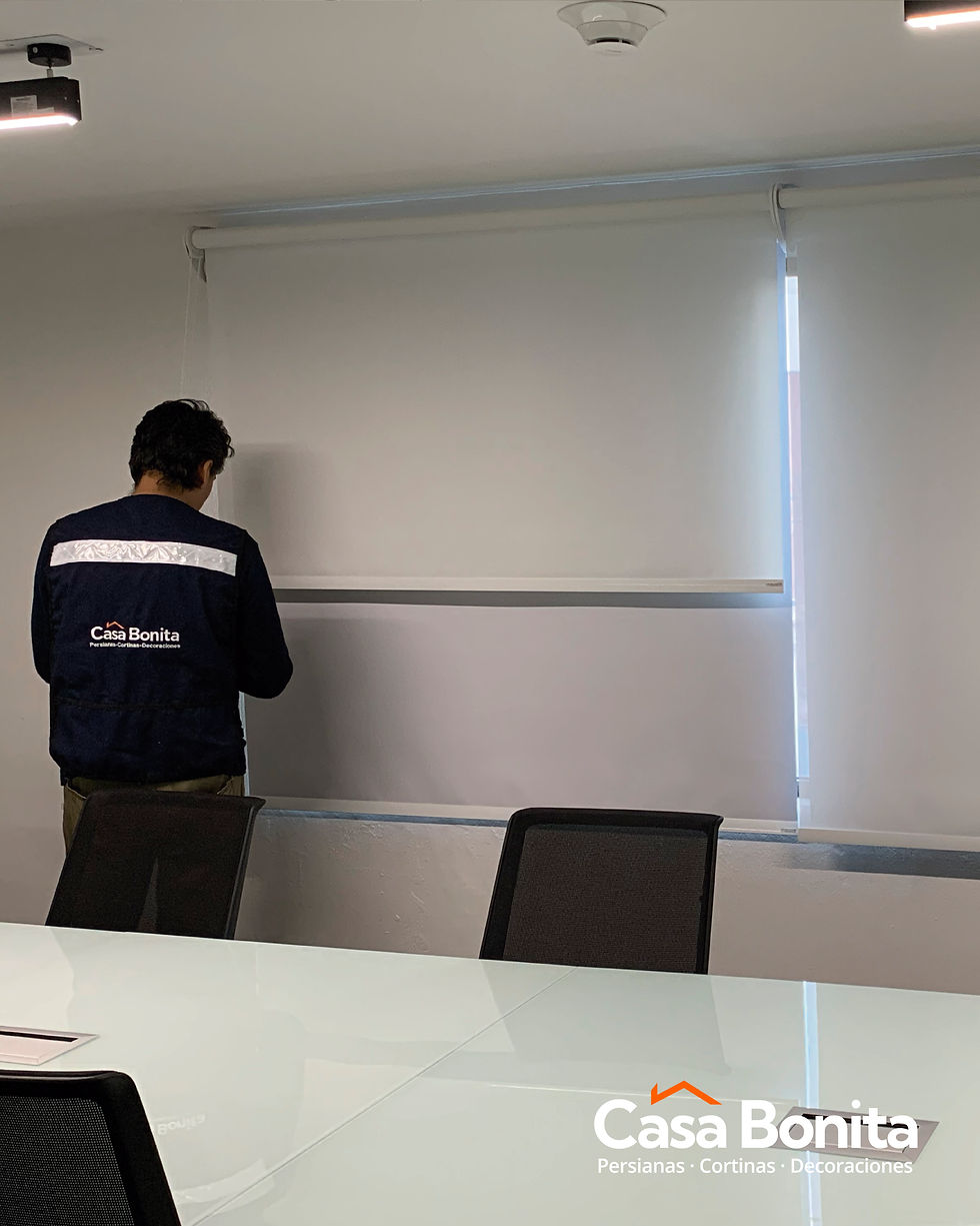 persianas-enrollables-para-oficina.webp