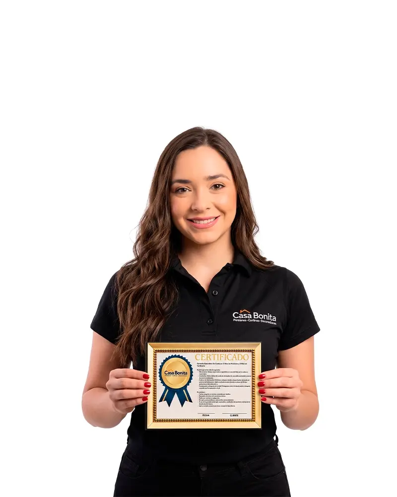 Copia de vendedora mostrando certificado de persianas casa bonita tampico.webp