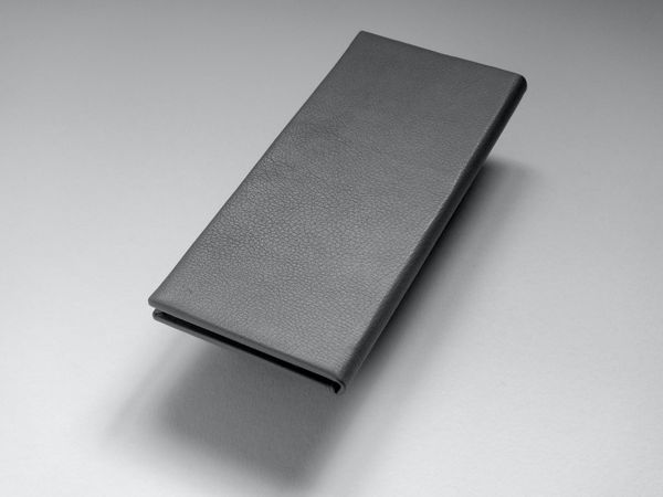 The plain back cover with the leather providing the user with a luxurious level of finish.