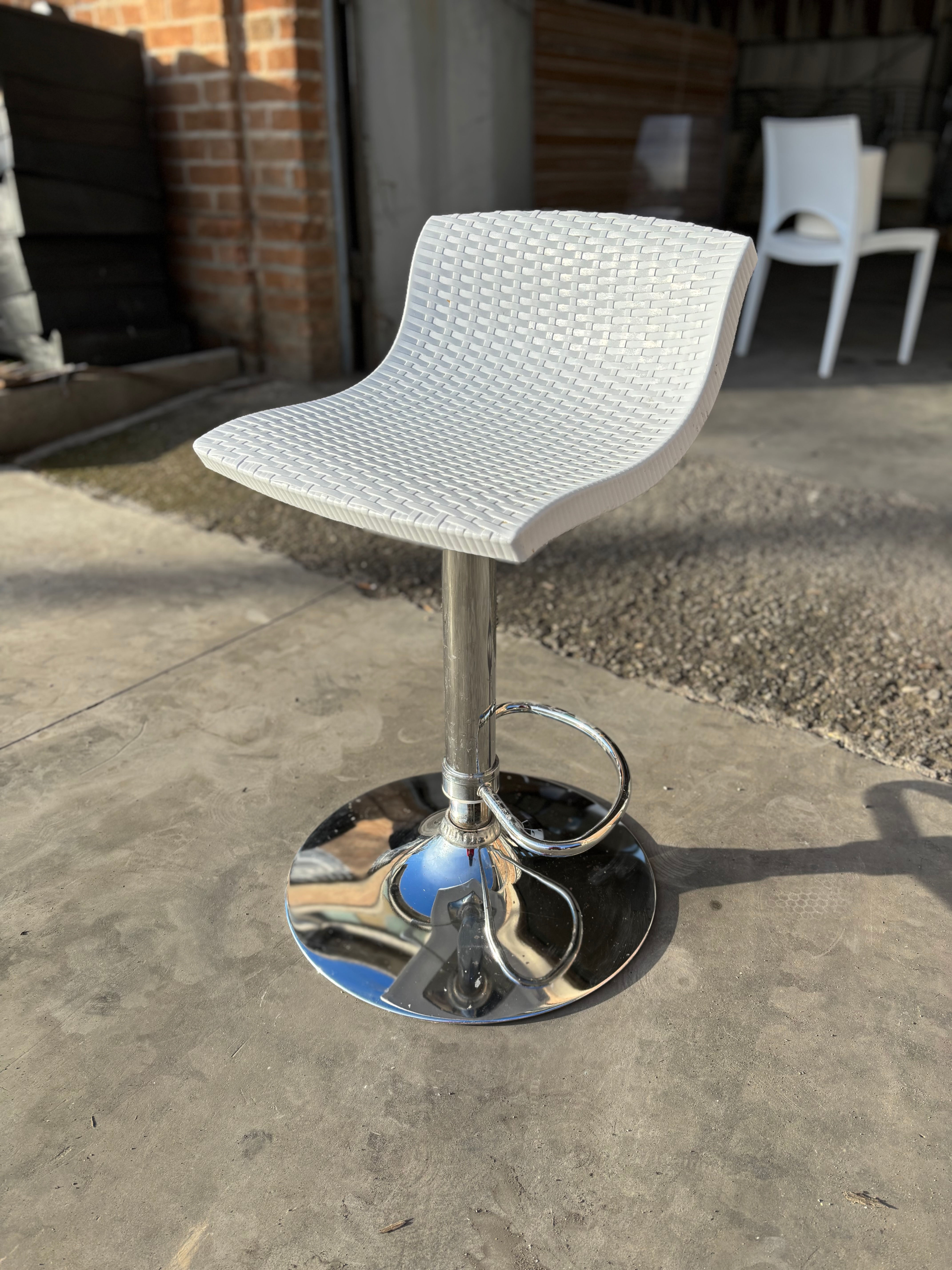 Noleggio sgabello in plastica intrecciata