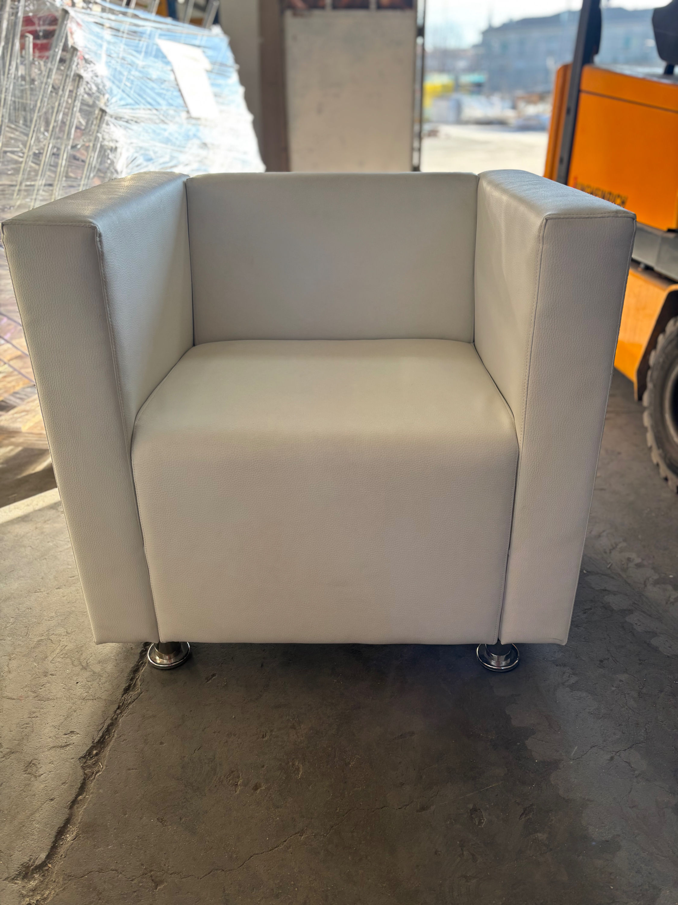 Noleggio Poltrona in similpelle bianca