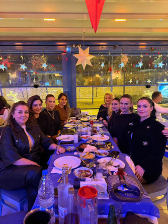 Ankara’da arkadaşlarla sakin yemek yenecek yerler, Kepos Balık Evi sohbet odaklı masa düzeni.