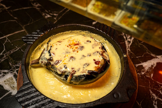 Güveçte servis edilen 5 peynirli beğendi (patlıcan püresi) ve üzerinde erimiş cheddar peyniri - Kepos Balık Evi ara sıcak lezzeti.
