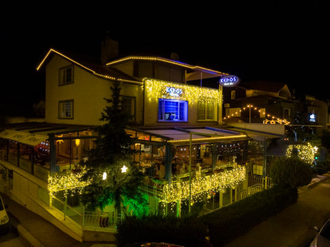 Kepos Balık Evi’nde doğum günü ve özel gün kutlaması yapılan meyhane masası