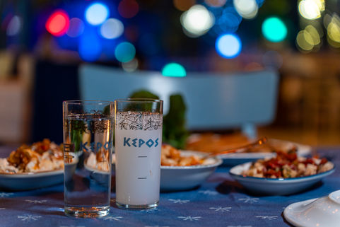 Kepos Balık Evi imza meze çeşitleri ve rakı kadehi eşliğinde hazırlanan geleneksel Ankara akşam yemeği sofrası.