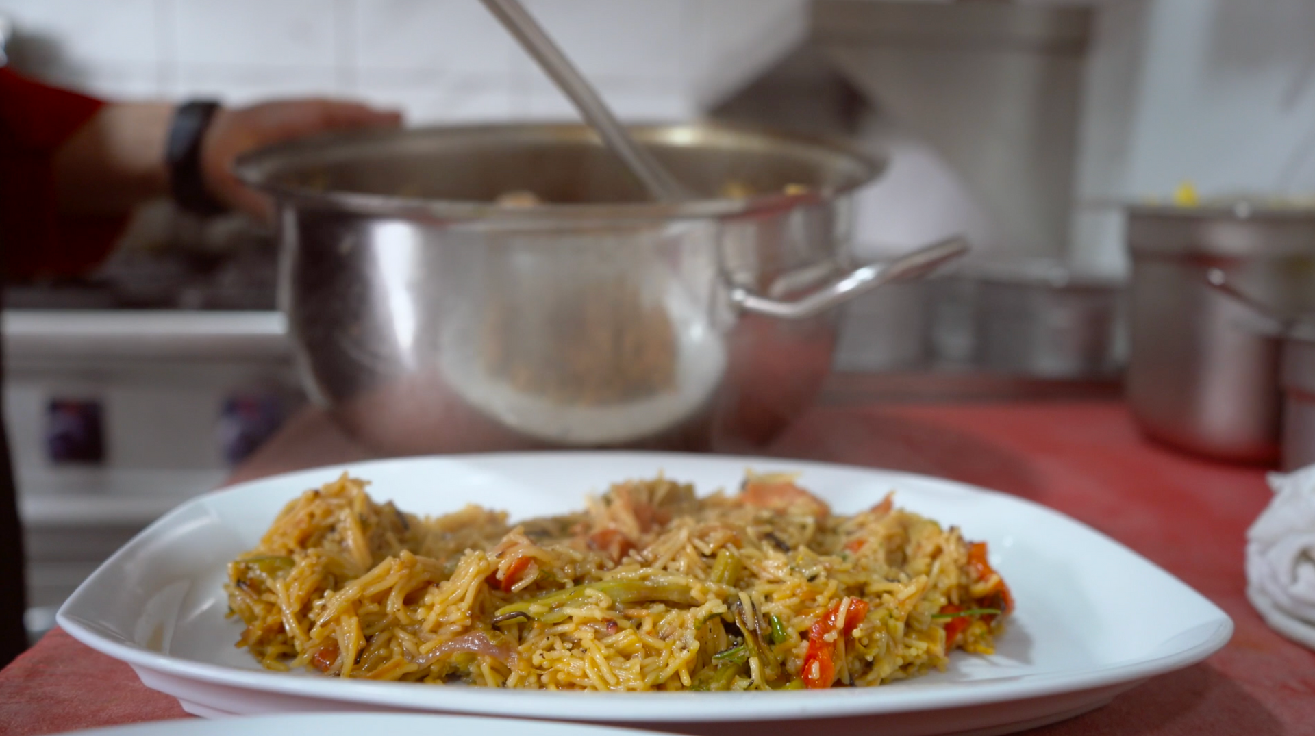 Hazer Amani imzalı pirinçli paella ve şehriyeli orzo