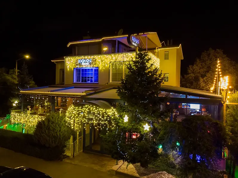 Kepos Balık Evi Çayyolu, Ankara – akşam ışıklarıyla davetkar giriş, canlı müzik ve butik meyhane deneyimi sunan şık balık restoranı.