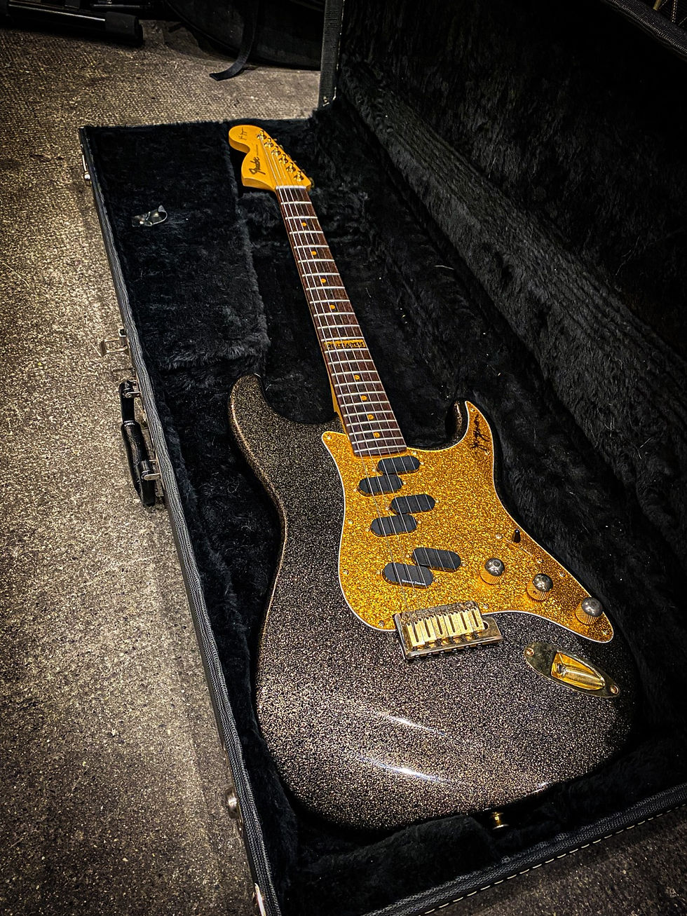 Thumbnail: Fender Hellecaster sold only with the two other model of the collection  