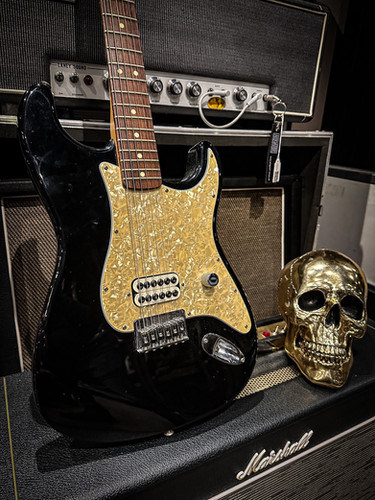 Fender Tom Delonge Stratocaster 2002 Black | Alligator-amps new