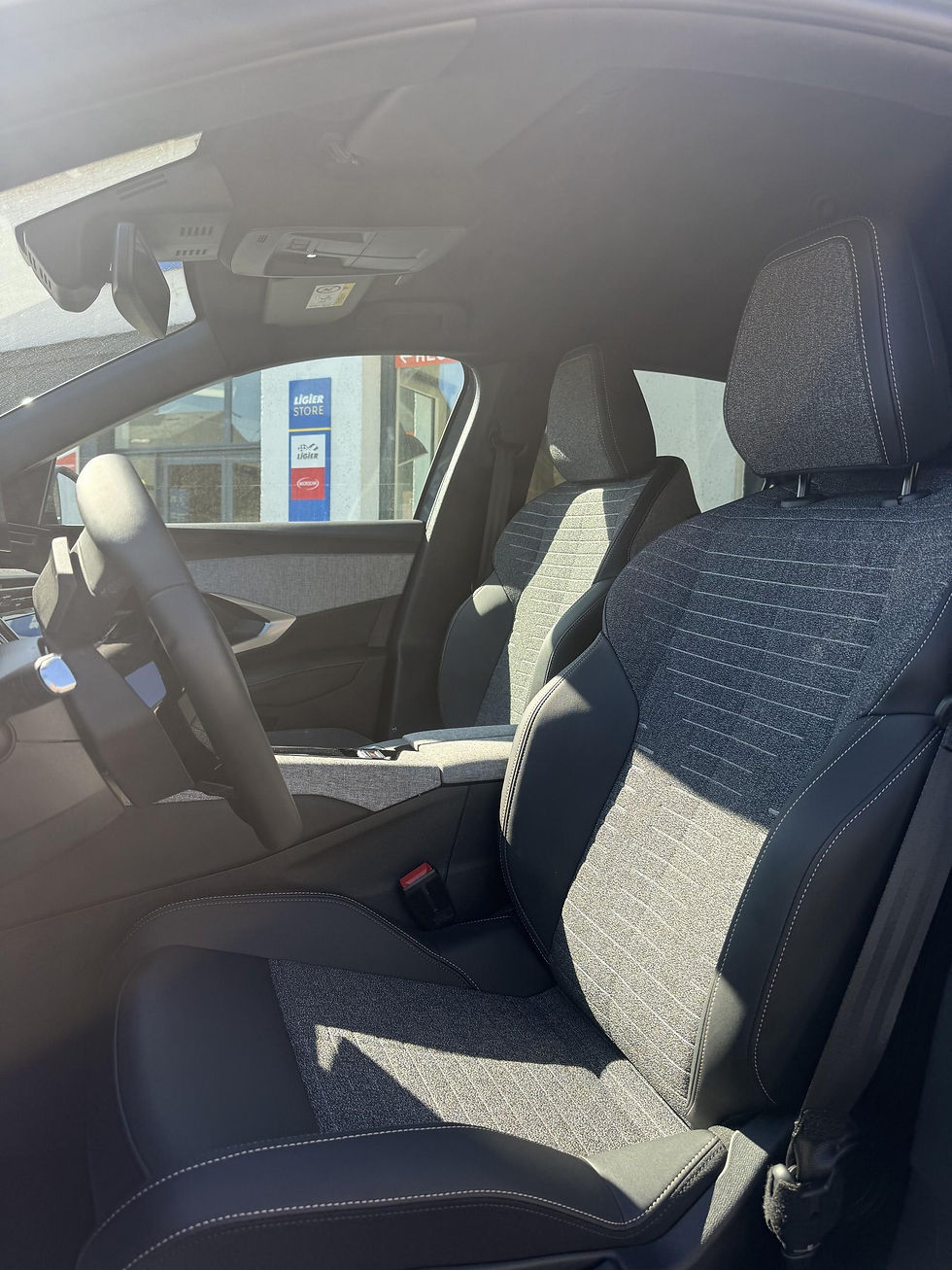 Miniature : Peugeot 3008 1.2 HYBRID 145 E-DCS6 ALLURE