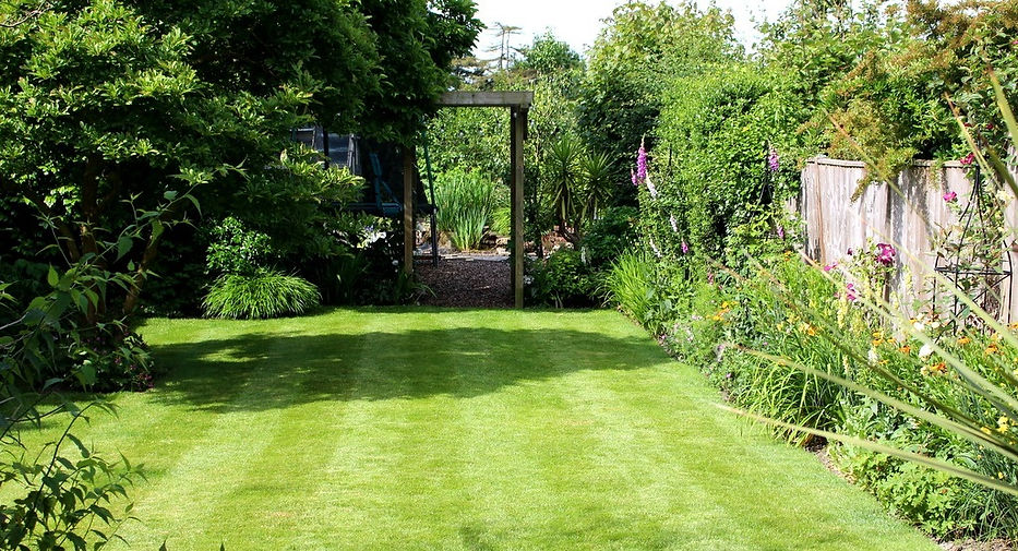 View%20of%20front%20section%20of%20garden%20to%20new%20dividing%20arch%20made%20from%20bit