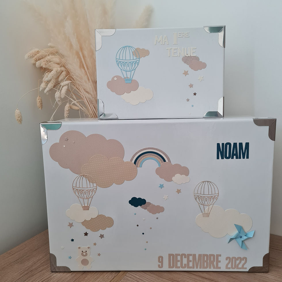 Modèle sans couture avec montgolfière rose volant dans le ciel entre la texture vectorielle des Modèle sans couture avec montgolfière rose volant dans le ciel entre la texture vectorielle des