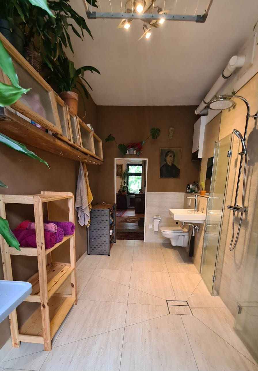 Lehmputz in einem Badezimmer in Berlin
