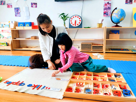 Chương Trình Montessori Là Gì? Lợi Ích Thực Tế Cho Sự Phát Triển Của Con
