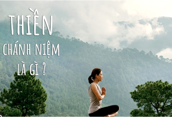 Người phụ nữ ngồi thiền trên đỉnh núi, xung quanh là cây xanh. Văn bản: "Thiền chánh niệm là gì?". Khung cảnh yên bình, mây trời nhẹ nhàng.