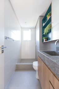 Banheiro da suíte master com ótimo espaço, excelente iluminação natural e ventilação cruzada. Sky, da AMX Property. Bairro Passo D'Areia, Porto Alegre, RS.