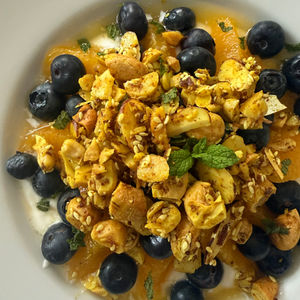 Breakfast Bowl with Anti-Inflammatory Crunch + VIDEO (inspired by Milkbread)