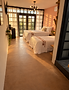 Dormitorio bohemio bañado por el sol_VistaAlCielo.png